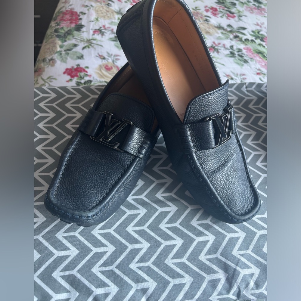Louis Vuitton Men’s size 8 very good condition.                 color Blue